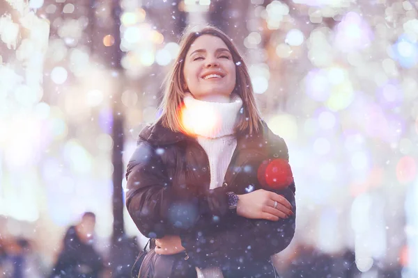 Schneefall Frau Stadtweihnacht Draußen Stadtporträt Schneefall Junges Model Posiert Festlichen — Stockfoto