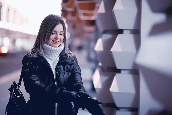 Natale Shopping Girl City Giovane Modella Sera Regalo Shopping Vendita — Foto Stock