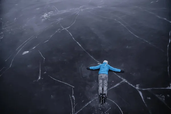 スキー場の男は湖の透明氷の上からの眺め空中写真 — ストック写真
