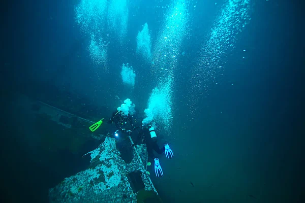 水の下の難破船のダイビング風景底の古い船宝探し — ストック写真