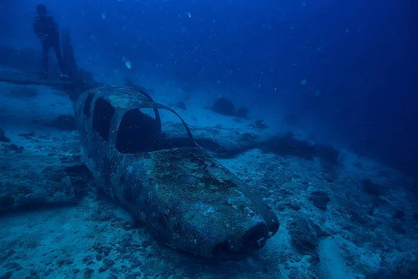 沈没した飛行機のダイビング飛行機の墜落事故水上での捜索墜落ダイバー — ストック写真