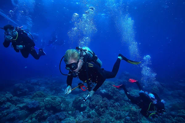 Buzo Respira Aire Bajo Burbujas Agua Libera Gas Paisaje Profundidad —  Fotos de Stock