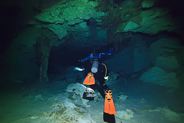 Печерне Дайвінг Дайвер Під Водою Темна Печера Печерний Пейзаж — стокове фото