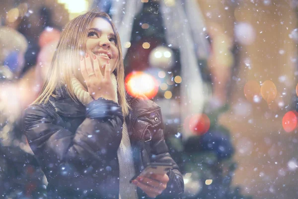 Schneefall Frau Stadtweihnacht Draußen Stadtporträt Schneefall Junges Model Posiert Festlichen — Stockfoto