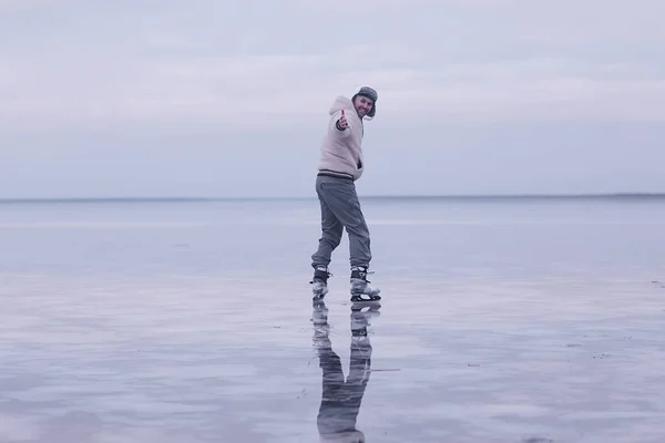 Jeden Chlap Bruslí Ledě Zamrzlého Jezera Přírodní Krajina Muž Venkovní — Stock fotografie