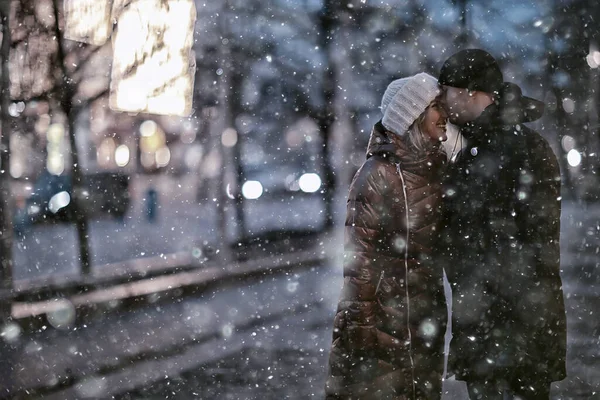 Amanti Coppia Capodanno Strada Piedi Durante Notte Inverno Città — Foto Stock