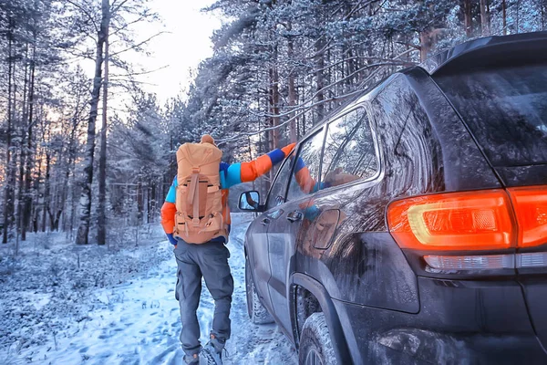 Suvの森の冬 森林道路上の車 風景季節の雪の森の景色 — ストック写真