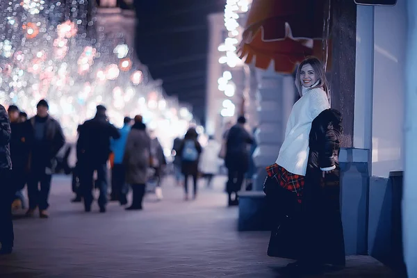 Mädchen Weihnachtsbeleuchtung Abend Dekorierte Stadt Ein Junges Modell Auf Dem — Stockfoto