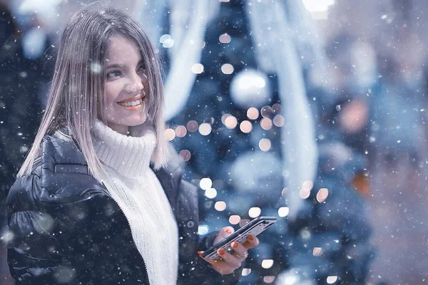 Snowfall Woman City Christmas Πορτρέτο Της Πόλης Χιονόπτωση Μοντέλο Εορταστική — Φωτογραφία Αρχείου