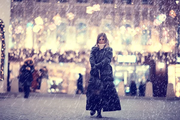 クリスマスの雨の女性若い女の子のモデルコートの外でクリスマスの夜 — ストック写真