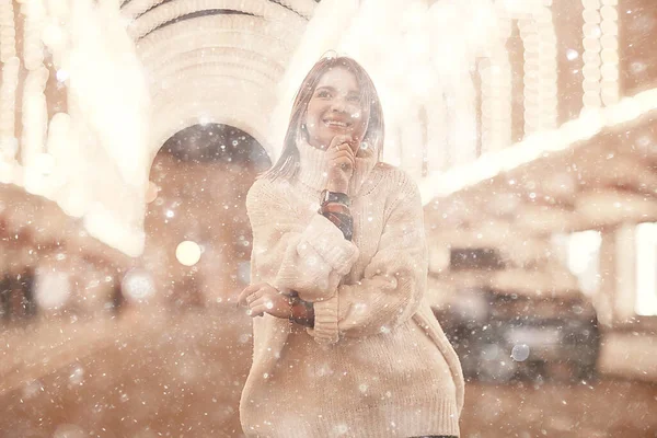 Dışarıda Kar Yağışlı Kadın Şehri Karlı Şehir Portresi Şenlikli Poz — Stok fotoğraf