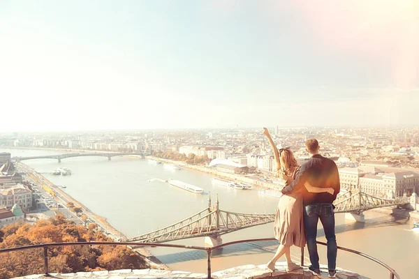 Amantes Chico Chica Vista Budapest Panorama Gellert Colina Budapest Hungary — Foto de Stock