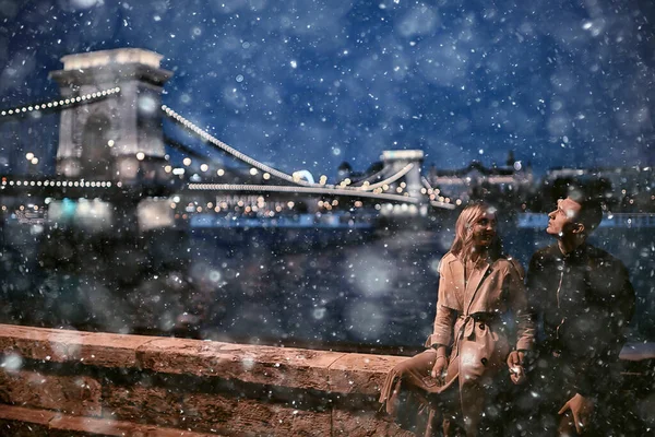 冬のブダペストブリッジガール冬のビュー冬のブダペストハンガリーの女性観光客 — ストック写真