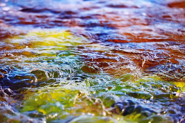 Pestrobarevný Povrch Potoka Průzračná Voda Barevné Kameny Dně Řeky — Stock fotografie