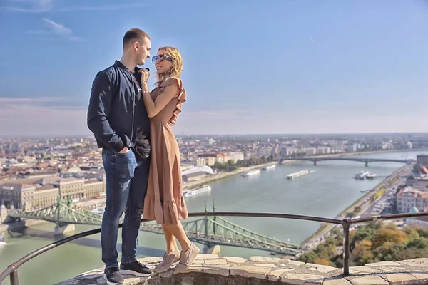 Liebhaber Paar Budapest Spaziergang Frühling Landschaft Blick Hauptstadt Von Ungarn — Stockfoto