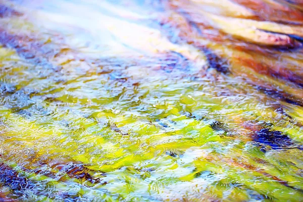 川の底には水の流れや澄んだ水や色のついた石の多色の質感があります — ストック写真
