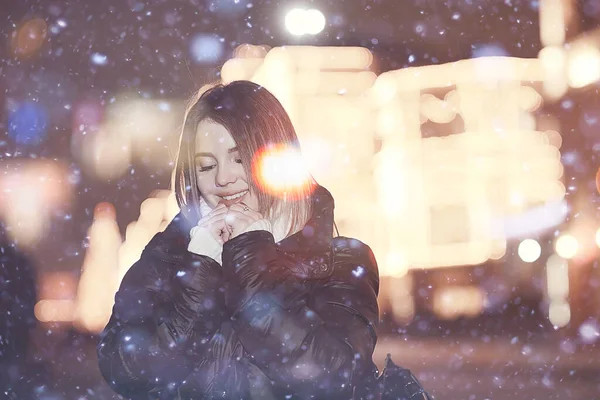 Snöfall Kvinna Stad Jul Utanför Stad Porträtt Snöfall Ung Modell — Stockfoto
