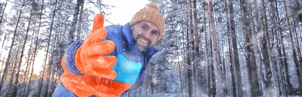 Šťastný Muž Zimní Les Mávání Rukou Gesto Zimní Pohled Extrémní — Stock fotografie