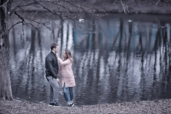 Couple Amoureux Parc Printemps Arbres Sans Feuilles Début Printemps Automne — Photo