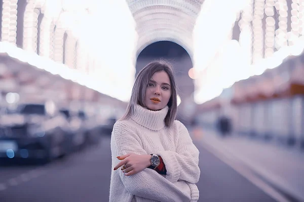 Portrait Woman White Sweater Winter Seasonal City Walk Evening City — Stock Photo, Image