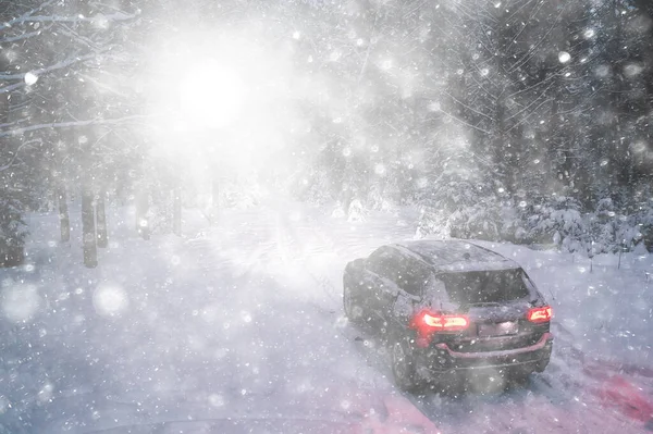 Auto Zimním Lese Krajina Cestování Vánočním Sněžném Lese — Stock fotografie