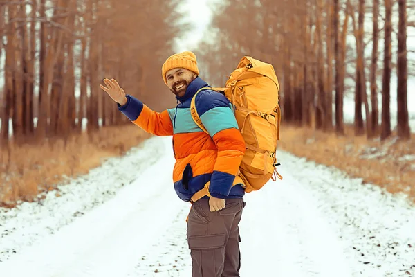 Hombre Feliz Bosque Invierno Saludando Gesto Mano Vista Invierno Turismo — Foto de Stock