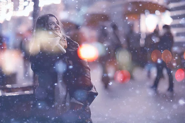 Weihnachten Frauenporträt Außerhalb Der Stadt Rosa Bokeh Verschwommenen Festlichen Hintergrund — Stockfoto