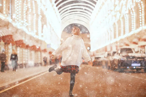 外の雪の女性の街のクリスマス 雪の街の肖像画 お祝いの表情でポーズ若いモデル — ストック写真