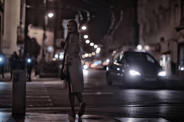 девушка в пальто старый город Европа туристическая весенняя поездка в Европу
