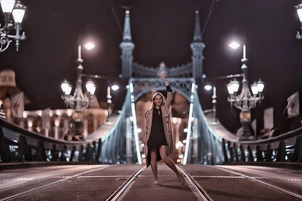 Dziewczyna Płaszczu Rzut Oka Wiosna Nocny Spacer Budapest Łańcucha Mostu — Zdjęcie stockowe
