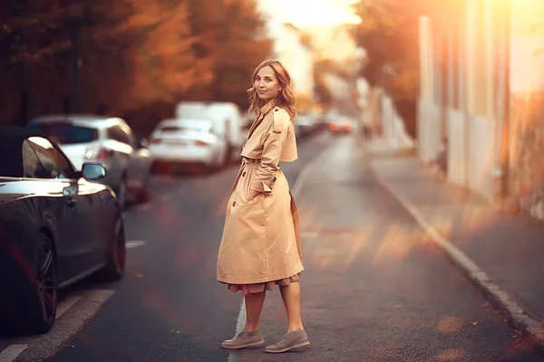 Счастливая Женщина Осеннем Взгляде Молодая Девушка Улице Осеннем Настроении — стоковое фото