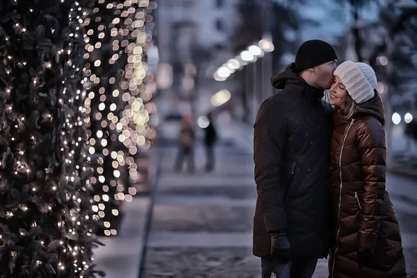 恋人たちは毎年冬の夜街を歩き — ストック写真