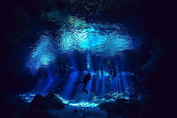 潜水在中心 墨西哥 危险的洞穴潜水在尤卡坦半岛 黑暗的洞穴景观在水下 — 图库照片