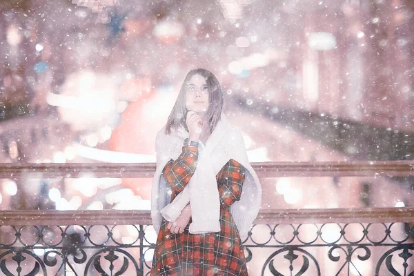 Snowfall Kobieta Miasto Boże Narodzenie Zewnątrz Portret Miasta Śniegu Młoda — Zdjęcie stockowe