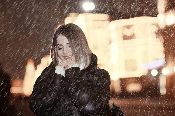 クリスマスの雨の女性若い女の子のモデルコートの外でクリスマスの夜 — ストック写真