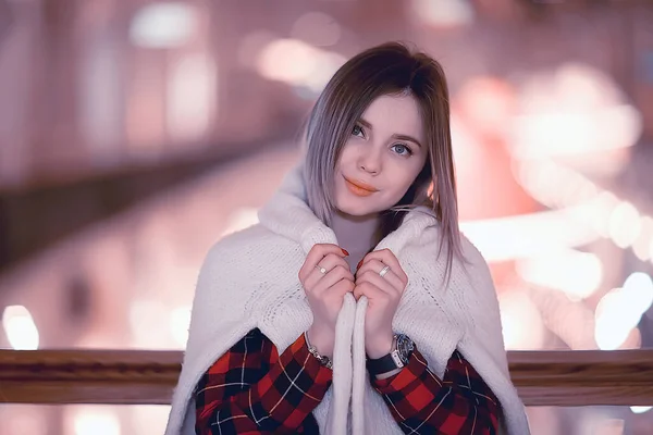 Retrato Uma Mulher Suéter Branco Inverno Sazonal Fora Cidade Passeio — Fotografia de Stock