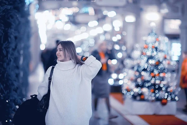 Ritratto Una Donna Maglione Bianco Inverno Stagionale Fuori Città Passeggiata — Foto Stock