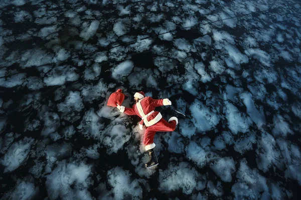 Père Noël Patinant Sur Glace Lac Glissé Allonge Père Noël — Photo
