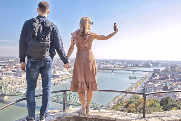 Liebhaber Jungen Und Mädchen Blick Auf Budapest Panorama Gellert Hill — Stockfoto