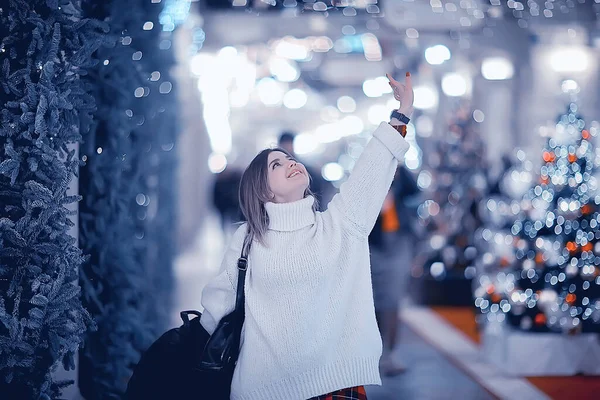 Kız Noel Işıkları Akşam Dekore Edilmiş Şehir Şehir Dekorasyonları Çelenklerin — Stok fotoğraf