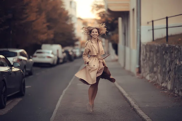 Menina Felicidade Estilo Urbano Vestido Andando Italiano Olhar — Fotografia de Stock