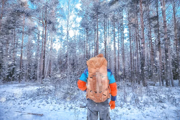 Homme Voyageur Avec Sac Dos Dans Forêt Vue Hiver Dans — Photo