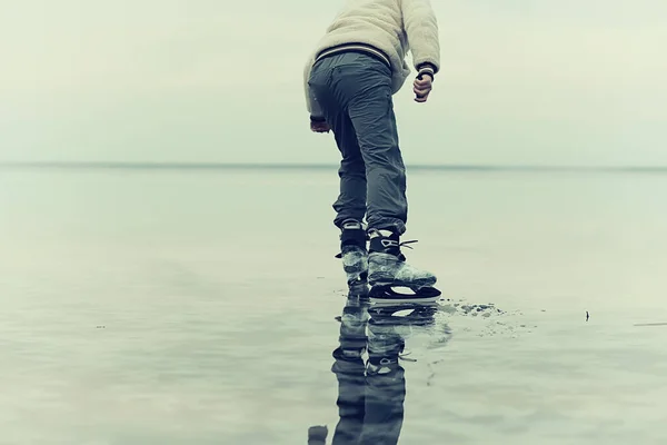 Gars Patine Sur Glace Lac Gelé Paysage Naturel Sport Plein — Photo