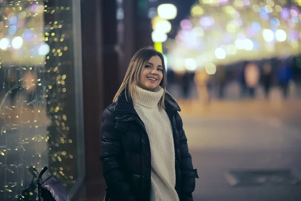 Compras Navidad Chica Ciudad Joven Modelo Compras Regalos Por Noche — Foto de Stock