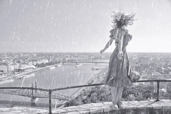 ブダペスト夏の女の子 ハンガリーの首都のパノラマビュー ドナウ橋 ゲレルトの丘 — ストック写真