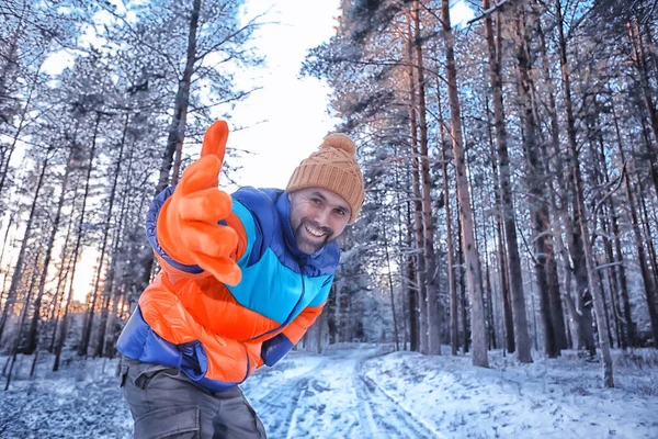 Щасливий Чоловік Зимовий Ліс Махає Рукою Жест Зимовий Вид Екстремальний — стокове фото
