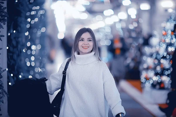 Ritratto Una Donna Maglione Bianco Inverno Stagionale Fuori Città Passeggiata — Foto Stock