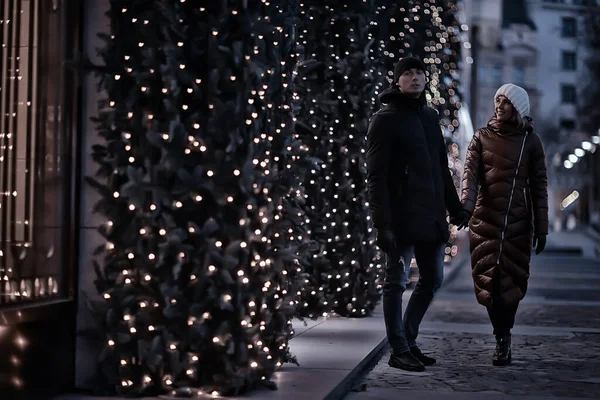 Sevgililer Yeni Yıl Sokağında Yürür Kışın Şehirde — Stok fotoğraf
