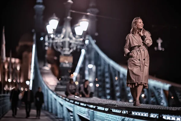 Invierno Budapest Puente Chica Vista Invierno Mujer Turista Budapest Hungary —  Fotos de Stock