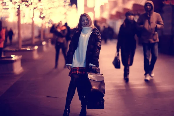 圣诞购物女孩的城市 年轻模特的夜晚礼品店 季节性销售 冬夜在城外的城市 — 图库照片